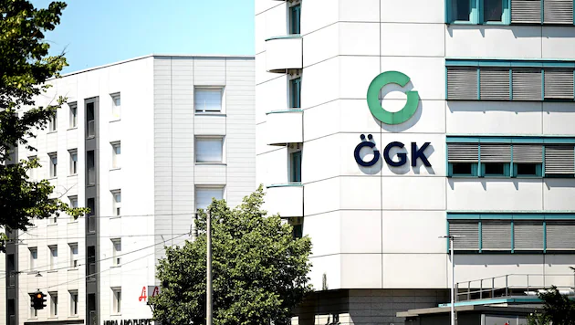 krone_at's tweet photo. Es ist der nächste große Einsparungshammer bei der Österreichischen Gesundheitskasse (ÖGK): Wie die „Krone“ erfuhr, sollen die Servicestellen von 138 auf 77 reduziert werden. https://t.co/8QJDEN7ORR https://t.co/nu74yAfyWk