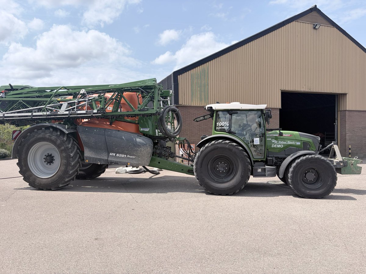 degraaf105's tweet photo. De komende dagen een elektrische Fendt E107 op demo. Eens even kijken hoe praktijkrijp en inzetbaar dit nu al is. 
Moet ik nog ergens op letten? 
Verbruik tijdens het vullen vd spuit is 12 kw. https://t.co/gvjLahj9jq
