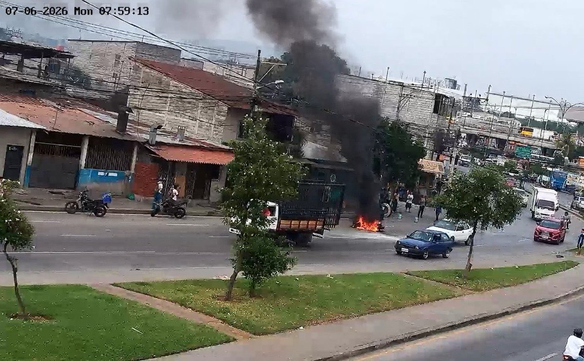 segura_ep's tweet photo. Se observa a través de las cámaras de videovigilancia del C5 GYE incendio en una moto ubicada en Bastión Popular, bloque 6.

Equipo de @BomberosGYE en el punto. https://t.co/pcn9y8PfyE