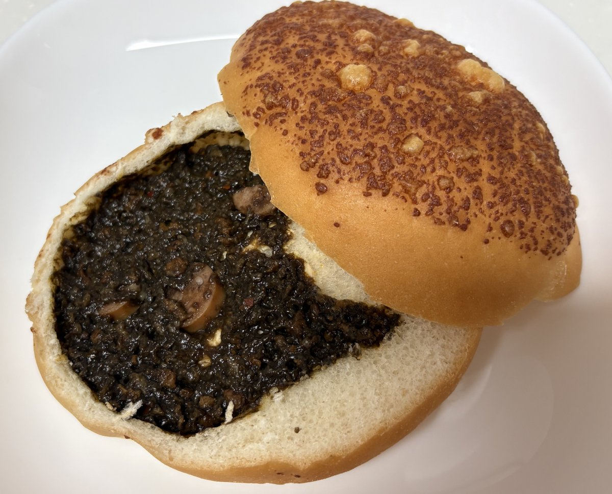 Forkylove's tweet photo. ゴーゴーカレー監修のカレーパンです。
#焼きカレーパン　ですが、スライスウィンナーとチーズが濃厚黒カレーに合いますね。
能登の為に、いっぱい食べて応援しよう
#能登のために
#食べて応援ありがとう
#石川県
#ゴーゴーカレー
#第一パン
#カレーパン https://t.co/WDq7Sn1eCj