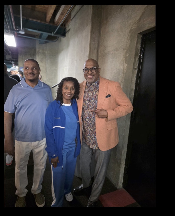 NewHavenRecords's tweet photo. Our Friends in the Chicago Mass Choir have had a summer filled with touring around the great U.S.A!

Check out the recent snapshot of a few members at a past show in Indy! https://t.co/fKsaffYru9
