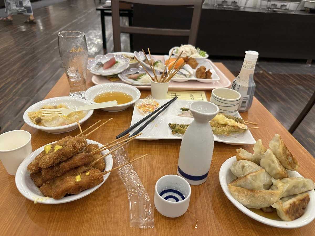 NEW_hotate's tweet photo. 鬼怒川ロイヤルホテルに泊まりました一泊2食付き8450円。
貸切露天風呂無料(先着順)、大浴場空いている、ご飯美味しい(串カツフェア)、部屋広いかつセパレート。渓谷を見下ろす景色もいい。とても良かったです。
リピートありです。 https://t.co/PhCPtL6emw