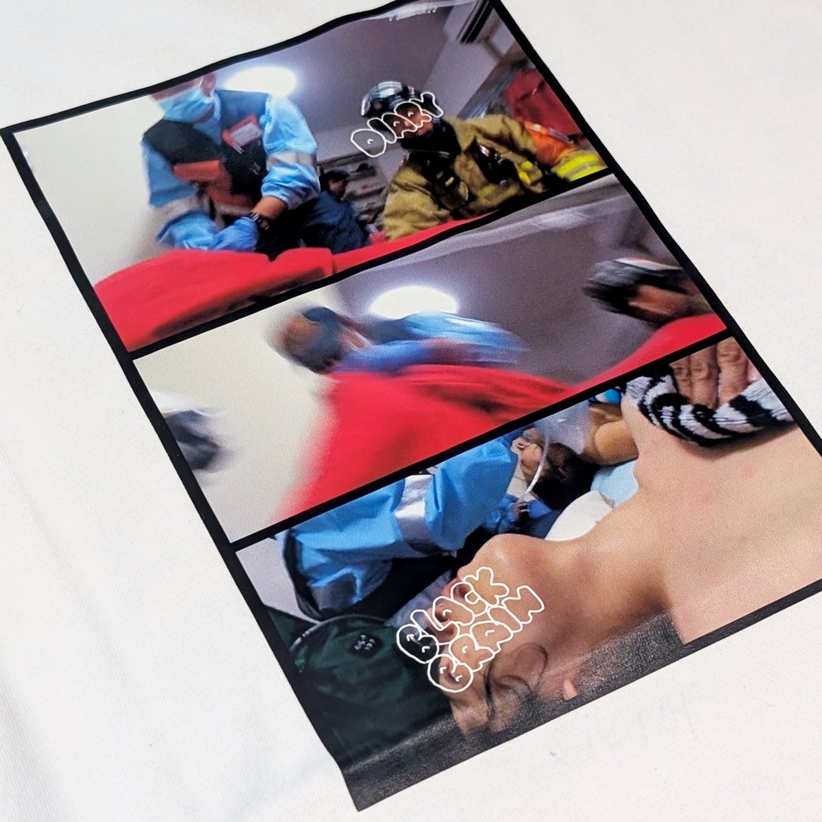 iLLNESSDEAD's tweet photo. ぼく自身もだいすきな商品が復活しました。ぼくがオーヴァードーズして(※実際はフェニチルアミン+MAOi同時摂取😅)ブっ倒れて救急隊と警察官に助けてもらってる写真をプリントしたTeeです。 https://t.co/qfT1o5ajJn