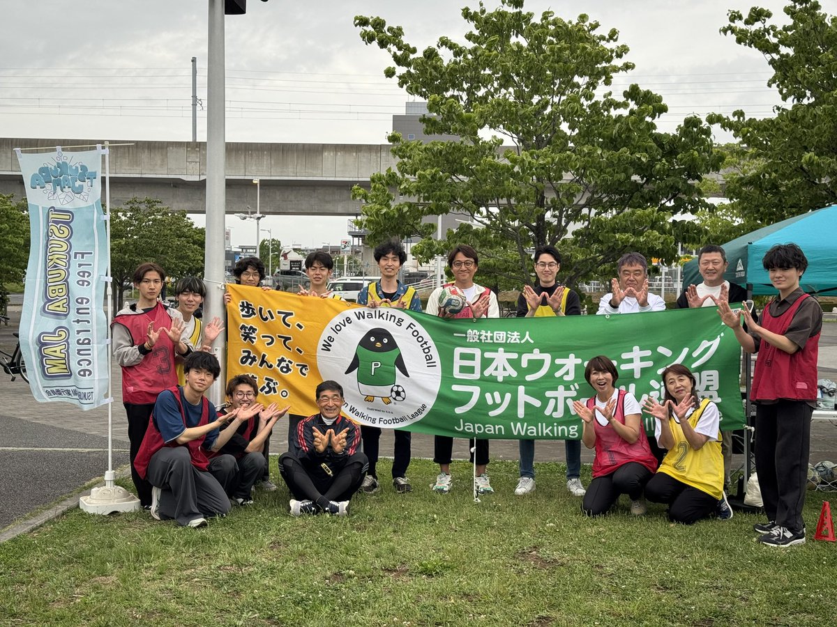 aonisaiaoki's tweet photo. 先月開催された野外音楽イベント「TSUKUBA JAM 2026」に参加し、主催である筑波大学の学生たちが奮闘する姿を見守ってきました！

代表の落合君とは普段から様々な活動を共にしています。今回、落合君たちのイベント開催をサポートさせていただいた身として、無事に大成功を収めたことを大変嬉しく思います。

当日は、上郷市街地活性化協議会のメンバーであるケンニイさんにお願いして、ご自身が率いる「ケンニイバンド」として出演していただきました。研究学園の公園にケンニイの歌声が響き渡り、それを聴くことができたのも感慨深い出来事でした。

多くの方々の協力を得ながら、大学生が主体となってゼロから作り上げたこのイベントは、学生たちにとって大きな自信と実績になったはずです。

落合君のつくばでのさらなる飛躍が今から楽しみです！私自身も、今後も若者が輝ける場づくりにしっかりと力を入れていきたいと思います。

#TSUKUBAJAM #TSUKUBAJAM2026 #つくば市 #つくば #筑波大学 #研究学園 #研究学園駅前公園 #野外音楽イベント #ケンニイバンド #学生イベント #若者の活躍 #地域活性化