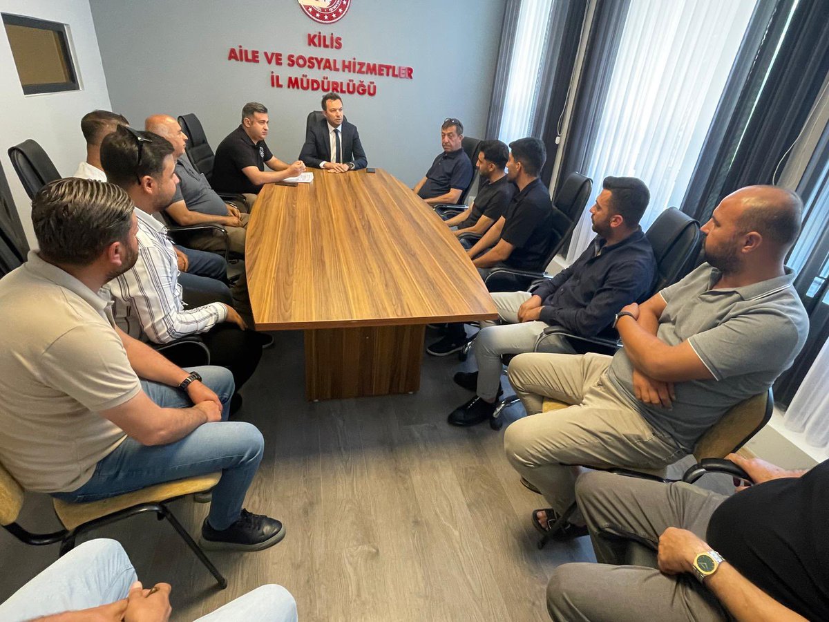 KilisAsh's tweet photo. 📌 Toplantı

📍İl Müdürlüğü

İl Müdürümüz Sayın Çetin TUTAŞ, İl Müdürlüğümüz ve  bağlı kuruluşlarımızda görev yapan şoförlerimize bir araya geldi.

Toplantıda; trafik güvenliği, araçların bakım ve temizliği, mesai düzeni, icap konuları görüşüldü. https://t.co/bJ7uEmMov9
