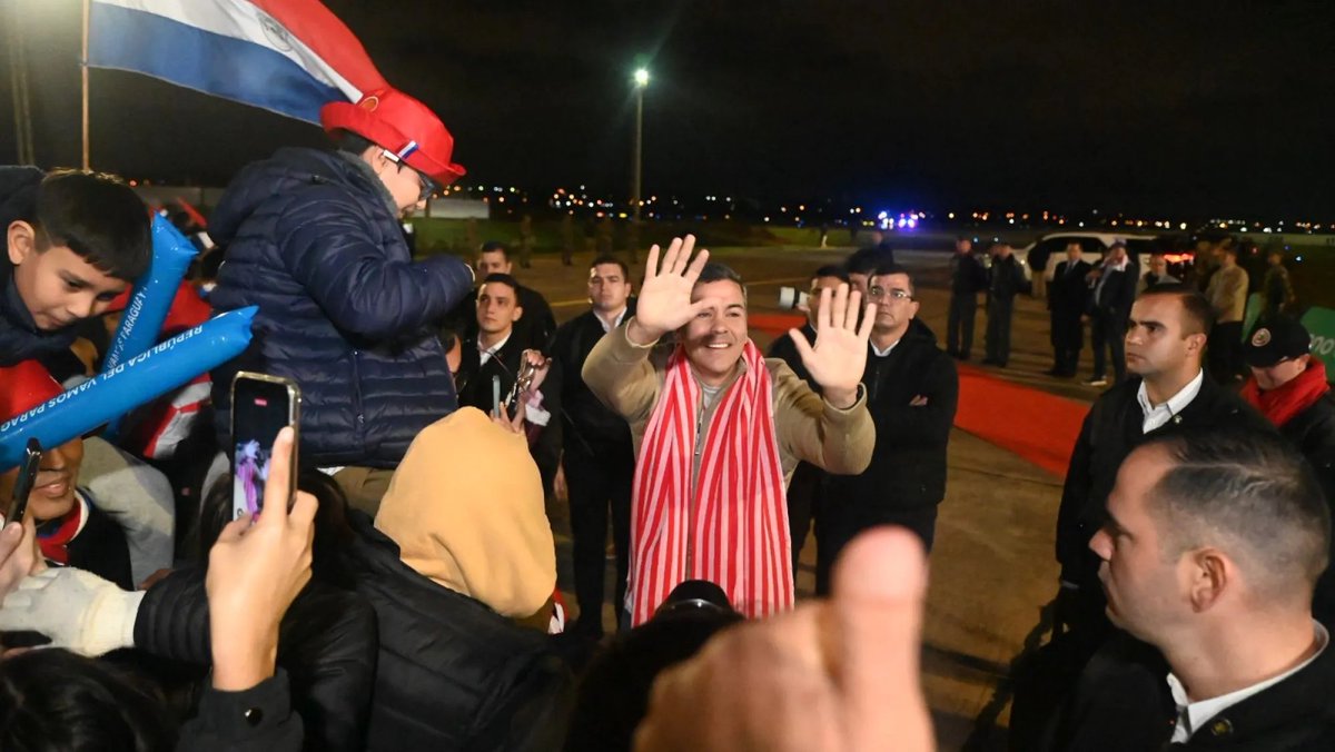 CuartoPoder_Py's tweet photo. 🔴MADRUGADORA BIENVENIDA: LA ALBIRROJA REGRESÓ A PARAGUAY TRAS SU HISTÓRICA CAMPAÑA EN EL MUNDIAL 2026

◾Una multitud de hinchas desafió el intenso frío de la mañana y se reunió en el Aeropuerto Internacional Silvio Pettirossi para recibir con honores a la selección paraguaya de fútbol. Los integrantes de la Albirroja arribaron este lunes al país procedentes de Filadelfia, luego de concretar una histórica participación en la Copa del Mundo que marcó el regreso del combinado nacional a la máxima cita del fútbol tras más de una década y media de ausencia.

◾El equipo dirigido por Gustavo Alfaro dejó una huella imborrable en el certamen, jugando con el alma en cada partido antes de ser frenado en su sueño mundialista por la selección de Francia. A pesar de la eliminación y del retraso en el vuelo de retorno, el entusiasmo de la gente no decayó. Con banderas, cánticos y un ambiente de fiesta total, los fanáticos paraguayos expresaron su profundo agradecimiento a un plantel que devolvió la identidad y la esencia competitiva al fútbol local, consolidando una campaña que ya quedó grabada en las páginas doradas del deporte nacional.
Vía @ABCDigital