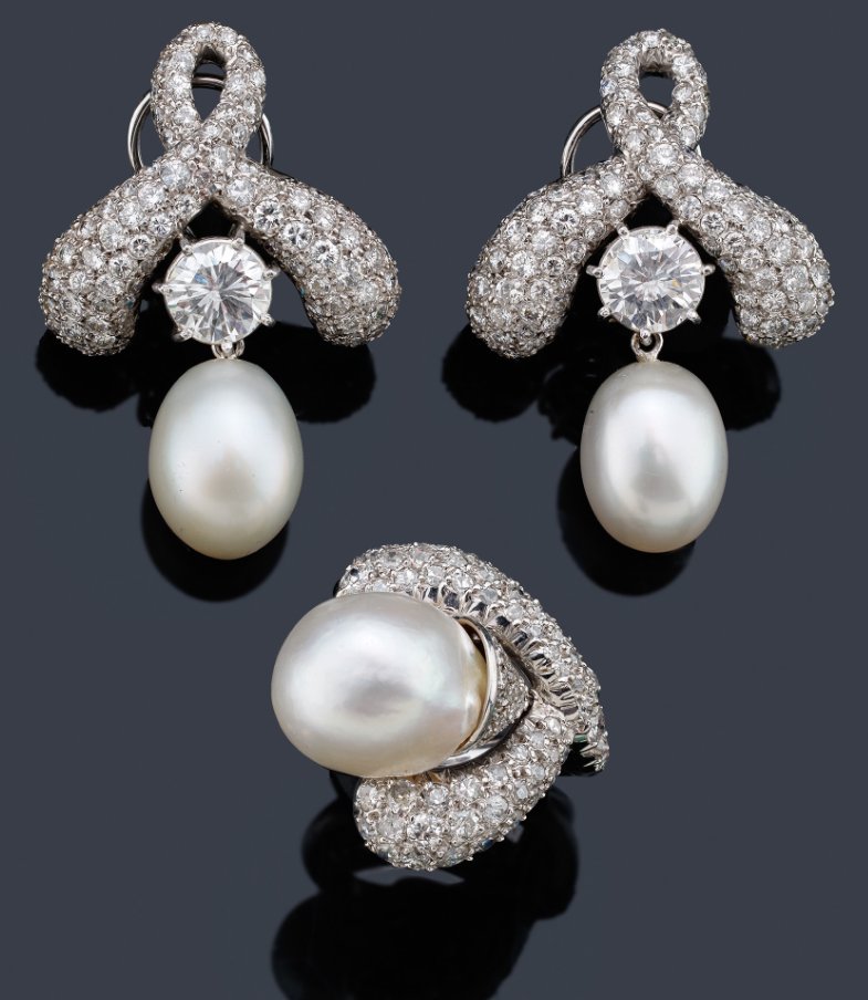 SUBASTASSEGRE's tweet photo. De 12.000 a 16.000€ subieron estos pendientes largos y anillo con brillantes de aprox. 12,47 ct en total. Los pendientes tienen brillante central de aprox. 1,83 ct y 1,72 ct, color estimado H-I y pureza VS-SI) y perlas ligeramente aperilladas. 
https://t.co/iJwliBSuYE https://t.co/R4zPPiLKaV