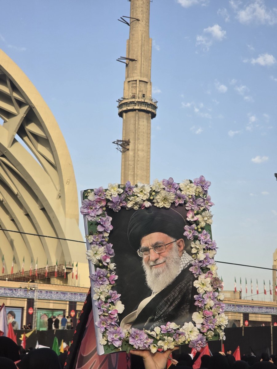 Fat_2005_'s tweet photo. ناگهان رفتی...
صد سال دیگر هم اگر میرفتی باز ناگهان بود💔
#آقای_شهید_ایران https://t.co/xMx7hyMXyr