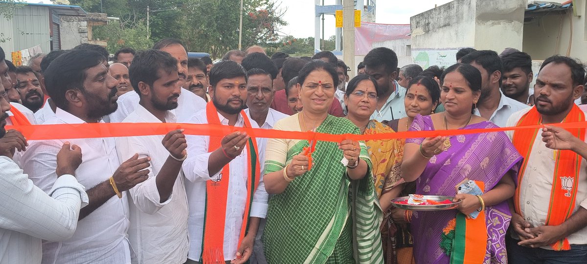 Aruna_DK's tweet photo. ఈ రోజు నారాయణపేట జిల్లాలోని బోయిన్ పల్లి గ్రామంలో సీసీ రోడ్లు, హైమాస్ట్ లైట్లను ప్రారంభించాను. అనంతరం గ్రామ సర్పంచ్ వెంకటేష్ సహకారంతో ప్రాథమిక పాఠశాలకు కంప్యూటర్లను బహుకరించడం జరిగింది. గ్రామంలో బస్ స్టాండ్ నిర్మాణం ఆవశ్యకతను  గ్రామ సర్పంచ్ నా దృష్టికి తీసుకువచ్చారు. ఆ నిర్మాణం కోసం పూర్తి సహకారం అందిస్తాను. 
గ్రామాల్లో అభివృద్ధి కేంద్ర ప్రభుత్వం నిధులతోనే జరుగుతుంది. రైతులకు సబ్సిడీ ఎరువులు అందించడం, మద్దతు ధర కల్పించడం ఇలా అని విధాలా రైతులకు కేంద్ర ప్రభుత్వం అండగా నిలుస్తుంది. గ్రామంలో ప్రతి ఒక్కరు ఆర్థికంగా ఎదిగితేనే, దేశం అభివృద్ధి చెందుతుంది. 
ప్రతి ఒక్క విద్యార్థి ఉన్నత స్థానాల్లో ఉండాలి అంటే శ్రద్ధగా చదువుకోవాలి. 
SIR పక్రియ కొనసాగుతుంది కాబట్టి ప్రతి ఒక్కరూ  ఎన్నికల అధికారులకు సహకరించాలని కోరుతున్నాను. 
ఈ కార్యక్రమంలో బీజేపీ రాష్ట్ర కార్యవర్గ సభ్యులు రతంగ్ పాండు రెడ్డి గారు, పగడాకుల శ్రీనివాస్ గారు, లక్ష్మీ కాంత్ రెడ్డి గారు, మున్సిపల్ వైస్ చైర్మన్ మంజుల గారు, కౌన్సిలర్ సత్య రఘుపాల్ గారు, జిల్లా బీజేపీ నాయకులు, కార్యకర్తలు పాల్గొన్నారు.
#dkaruna #mpdkaruna #narayanapeta #palamurudevelopment #mahabubnagarparliament