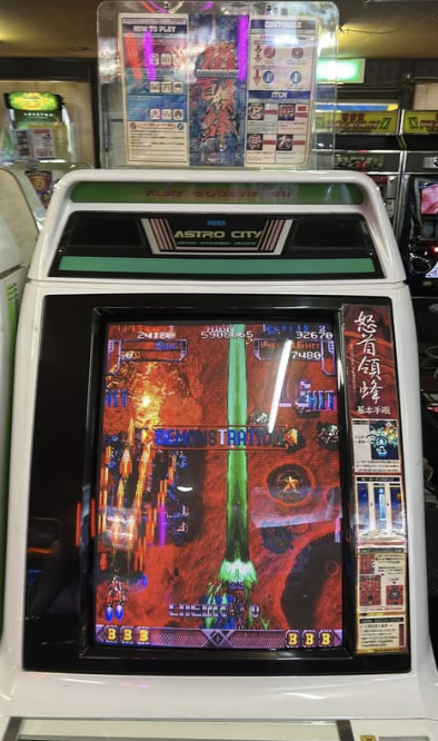 GC_Tecnopolis's tweet photo. 営業中の店長つぶやき：本日より県内下越某所、好評につき #クイズマジックアカデミーHG 増台しました。あと、#怒首領蜂 も稼働開始、#ワンダーランドウォーズ も１台ですがアップデート完了次第稼働開始します。 #QMA #WLW #ポピーとよさか（ばればれ^^;） https://t.co/o1pKeVNCSi