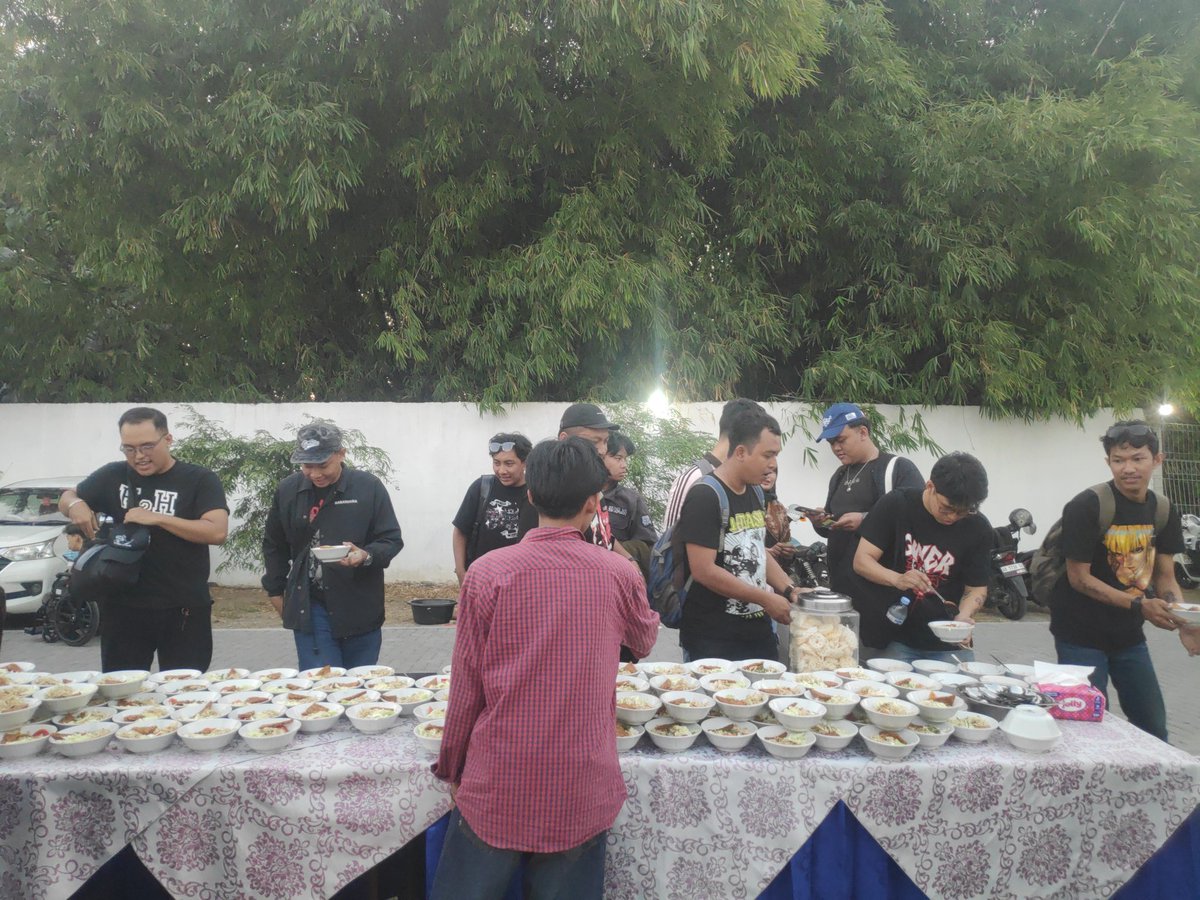 GitroopsYK's tweet photo. Makan soto sebelum menonton show,
Gaskan sebelum kehabisan https://t.co/gnZrBc0wKC