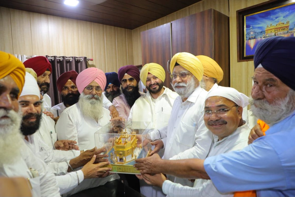 RavneetBittu's tweet photo. Honoured to be felicitated today by the Gurudwara Prabandhak Committee of Shri Nanakmatta Sahib, Uttarakhand. Grateful for the warmth and affection of the Sangat.

Listened to the railway-related concerns raised by S. Joginder Singh, President of the Gurudwara Committee, and directed the railway officials to address them on priority. We remain committed to ensuring better rail connectivity and passenger facilities for the devotees and local community.