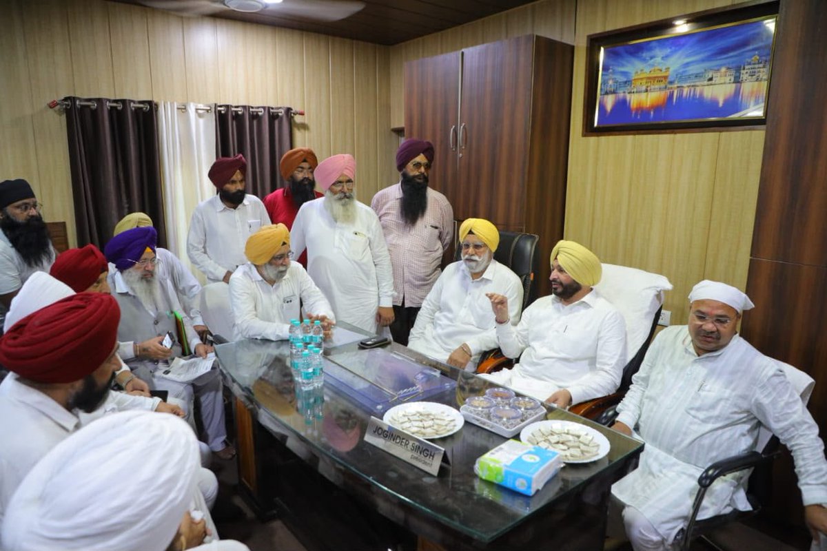 RavneetBittu's tweet photo. Honoured to be felicitated today by the Gurudwara Prabandhak Committee of Shri Nanakmatta Sahib, Uttarakhand. Grateful for the warmth and affection of the Sangat.

Listened to the railway-related concerns raised by S. Joginder Singh, President of the Gurudwara Committee, and directed the railway officials to address them on priority. We remain committed to ensuring better rail connectivity and passenger facilities for the devotees and local community.