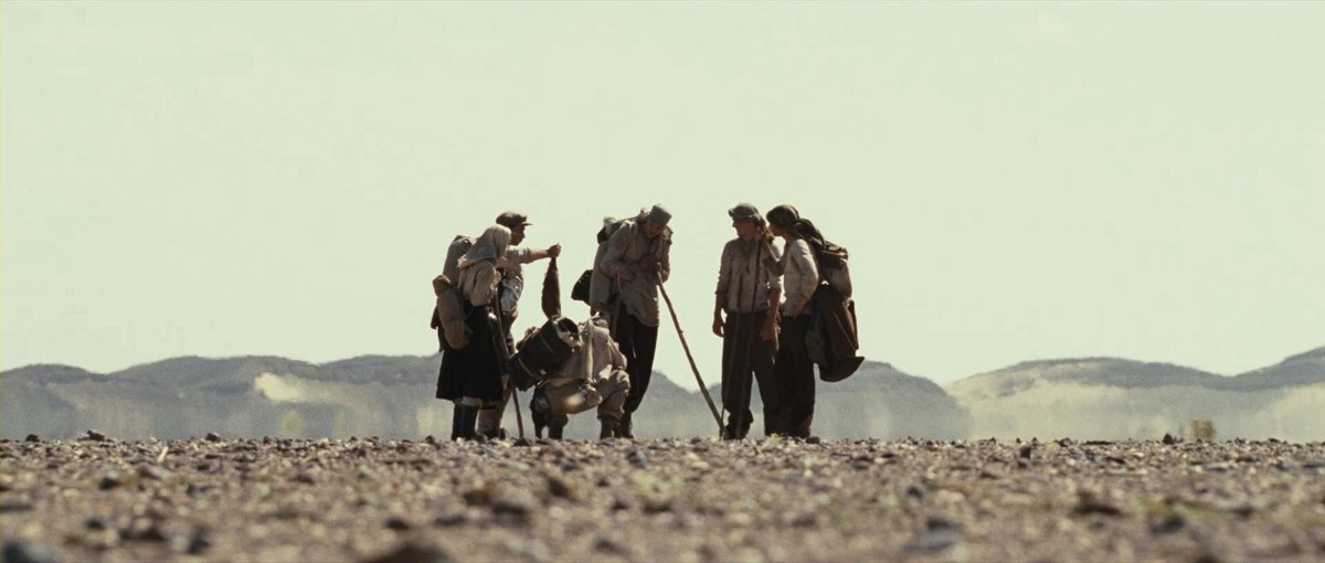 __stvnnn's tweet photo. Un film de survie dans les forêts sibériennes et le désert mongol réalisé par le réalisateur de Truman Show et de Dead Poets Society avec au casting Colin Farrell, Saoirse Ronan ou encore Ed Harris… qui dit mieux ?
C’est le cas de #TheWayBack de Peter Weir, dernier film du cinéaste sorti en 2010, et ça fait saliver. Le rendu est aussi très joli.
La photographie du film est sublime, les acteurs sont excellents, l’histoire efficace. Globalement un vrai bon survival que je conseille.