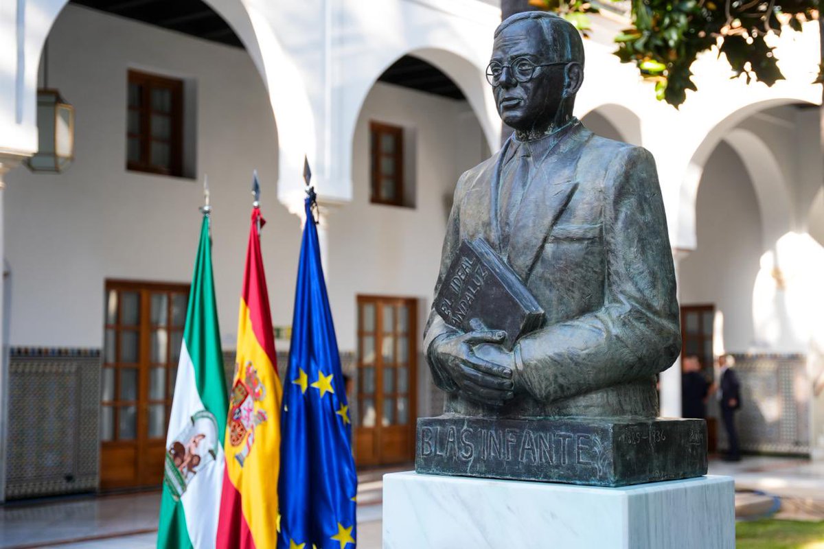 ParlamentoAnd's tweet photo. El @ParlamentoAnd conmemora el 141 aniversario del nacimiento de Blas Infante. 

🗣️ @jesusraguirre: “Defendamos ese sentir andaluz sin complejos que busca la convivencia, el diálogo y la estabilidad tan necesarios en estos tiempos”👇🏻
https://t.co/ERRIlrHGVn https://t.co/JgJXKw6jKk