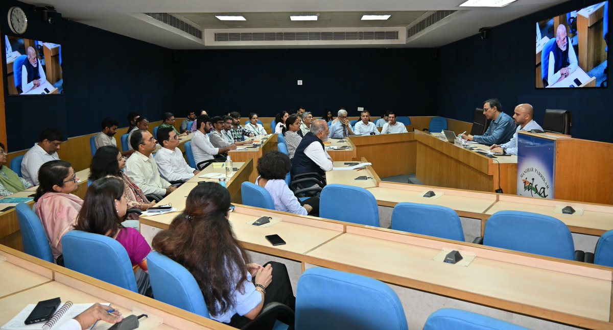 IDSAIndia's tweet photo. Dr. @abhijoining Research Analyst spoke on “Turkish Defence Exports: An Assessment” at the Monday Morning Meeting held at MP-IDSA. Dr. @SamRajiv Research Fellow chaired the meeting. DG @SujanChinoy and @IDSAIndia scholars participated in the lively discussion and Q&amp;A session. https://t.co/Dq12grgtgS