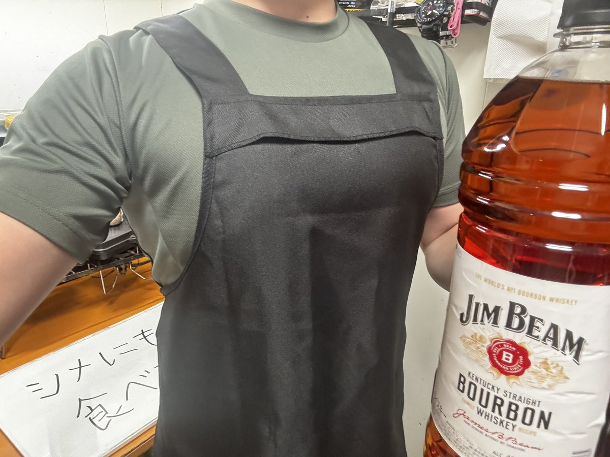 ly_rone's tweet photo. さらに重い4キロのダンベル買った！

あと新しいエプロン買いました
水飛沫と汚れくらいしか止められないので7.62x51mm NATO弾でも止められるNIJ3＋のエプロンと組み合わせて使いたいと思います https://t.co/uh3S66JEgC
