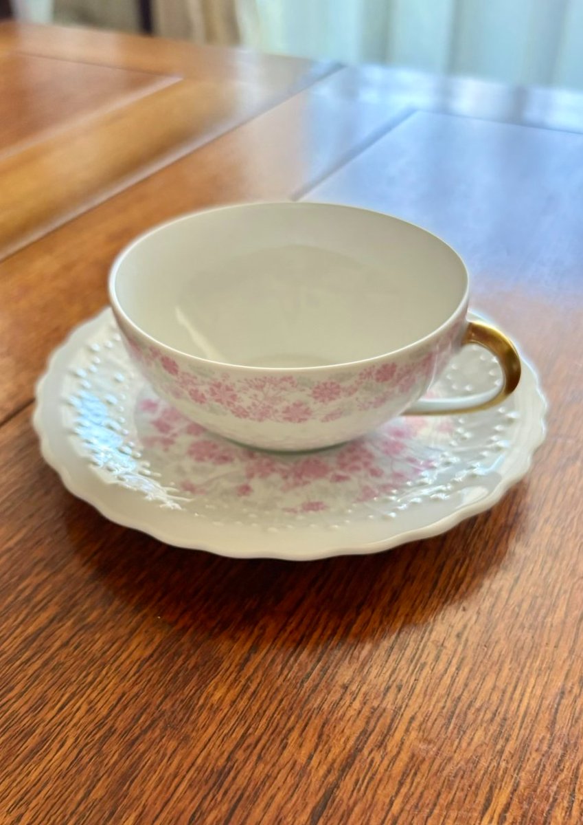 ontheBuffet's tweet photo. 【フランス リモージュのうつわ】

フランス中部のリモージュ地方で作られるリモージュ磁器。透き通るような純白の白磁と、繊細で華やかな絵付け、美しい金彩装飾が特徴です。1768年にリモージュ近郊で発見された白磁の材料「カオリン」が発見されたことで、高品質な磁器の生産が始まりました。

【フランス リモージュ ジョルジュ ボワイエ ティーカップ&ソーサー リボン 花 金彩 ヴィンテージ｜France Limoges Georges Boyer Teacup & Saucer Ribbon Flower Gold Color Vintage】
https://t.co/ODhFtITGwO

フランス リモージュ ジョルジュ ボワイエのティーカップ&ソーサー。優美な曲線を描くリボン、青い小花、贅沢に金彩された素敵なカップ&ソーサーです。フランスリモージュの伝統が織りなす優雅なひとときをお愉しみ頂けると思います。

【ジョルジュボワイエ リモージュ リヴィエラ カップ&ソーサー ブルー小花 ボーンチャイナ ヴィンテージ｜Georges Boyer Limoges Riviera Cup and Saucer with Blue Floral Design, Bone China Vintage】
https://t.co/YW3nyUskej

薄く透き通るようなボーンチャイナに、ツブツブが特徴の繊細なレリーフに可憐なリヴィエラの花が描かれています。

【ジョルジュボワイエ リモージュ リヴィエラ カップ&ソーサー ピンク小花 ボーンチャイナ ヴィンテージ｜Georges Boyer Limoges Riviera Cup and Saucer with Pink Floral Design, Bone China Vintage】
https://t.co/O4JSOu0Iei

ジョルジュ・ボワイエは、フランスの有名な磁器産地リモージュの代表的な工房の一つで、1900年初頭に設立されました。 現在は同じリモージュの陶磁器メーカー・アビランドに買収されています。リモージュならではの薄いボーンチャイナの白磁に花柄を思わせる地模様が有名です。美しいフラワーラインが縁取り、白地のレリーフが可憐で美しいシリーズです。

┈┈┈┈┈┈┈┈┈

on the Buffet について

各地を巡り出会った素敵なうつわや雑貨、ヴィンテージのウェブショップです。日本の古伊万里や伊万里をはじめ大切に受け継がれてきたうつわ、作家さんの魅力ある一点物、世界のヴィンテージ陶磁器など取り揃えています。

┈┈┈┈┈┈┈┈┈

⭕️ウェブショップ
▶︎https://t.co/btlEW2cxqR

┈┈┈┈┈┈┈┈┈

#焼き物好きと繋がりたい
#器好きな人とつながりたい
#食器集めが趣味
#リモージュ
