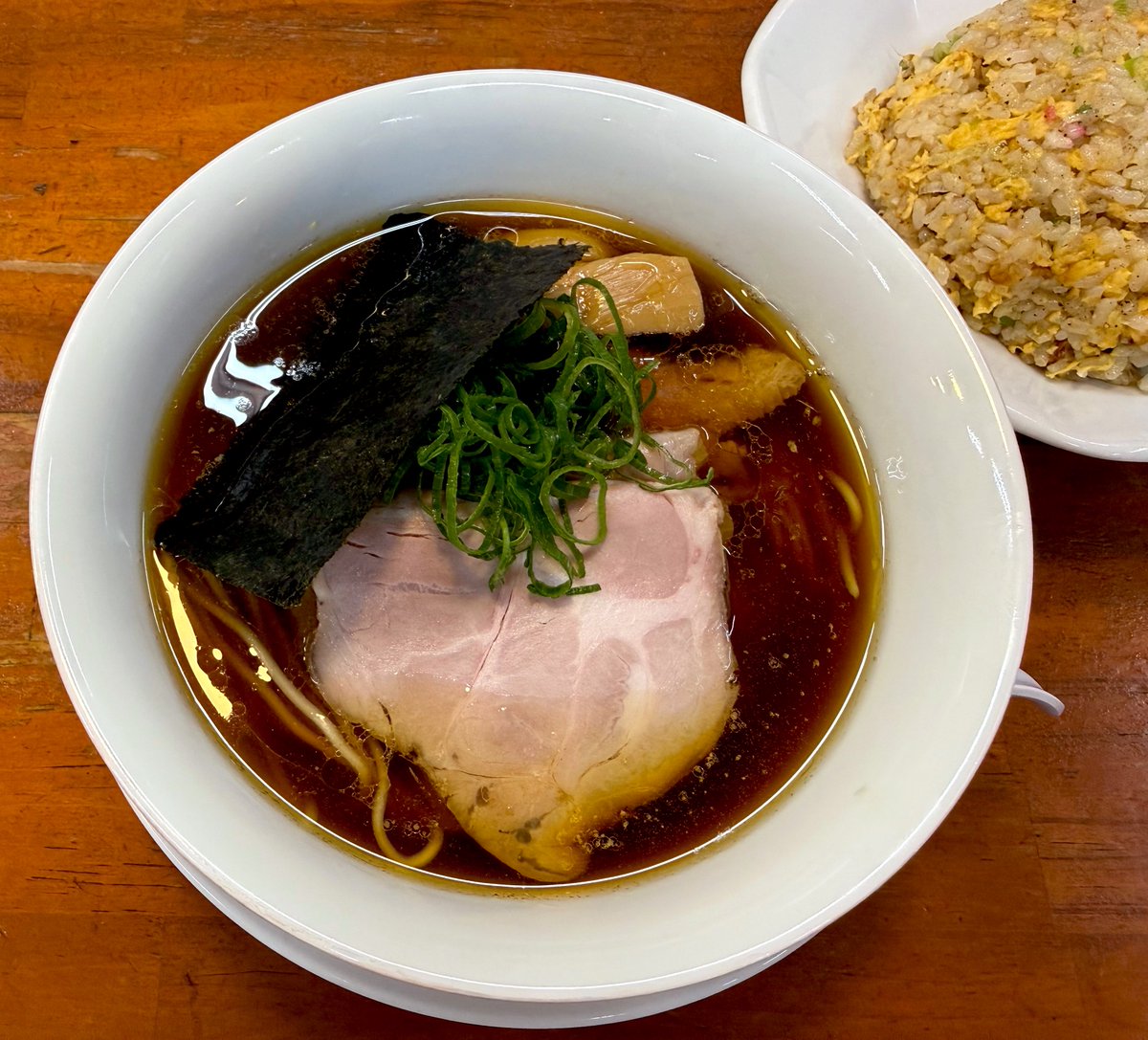 mist_mirage's tweet photo. 配達帰りにラーメン餃子チャーハンを腹にぶっ込み。帰ってHELL片付けるぞ〜 https://t.co/zvZSZVEoP8