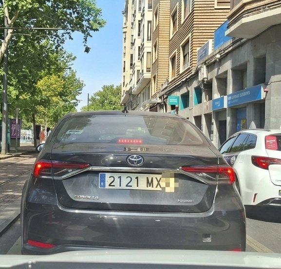 zarataxi's tweet photo. La foto de la izquierda fue tomada el 26 de junio. 
La foto de la izquierda ha sido tomada hoy, 6 de julio. 

Pregunta rapida y sencilla. ¿Creéis que un taxi podría circular y trabajar 11 días con una matrícula, identificación o distintivo falseado?

¡Hartos de estar hartos! https://t.co/Ww3vj2Gs7U