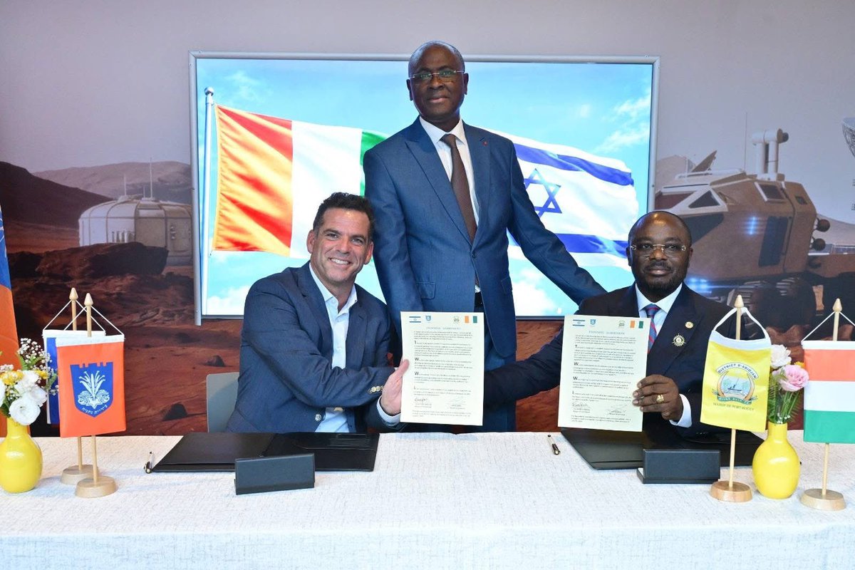 Simon_Serr's tweet photo. 🇮🇱🇨🇮 Une nouvelle avancée dans le renforcement des relations entre Israël et la Côte d'Ivoire.

Le Dr EMMOU Sylvestre Officiel , député-maire de Port-Bouët, et Avi Slama, maire de Netanya, ont signé un accord de jumelage entre leurs deux villes. https://t.co/K2VC9ej0xQ