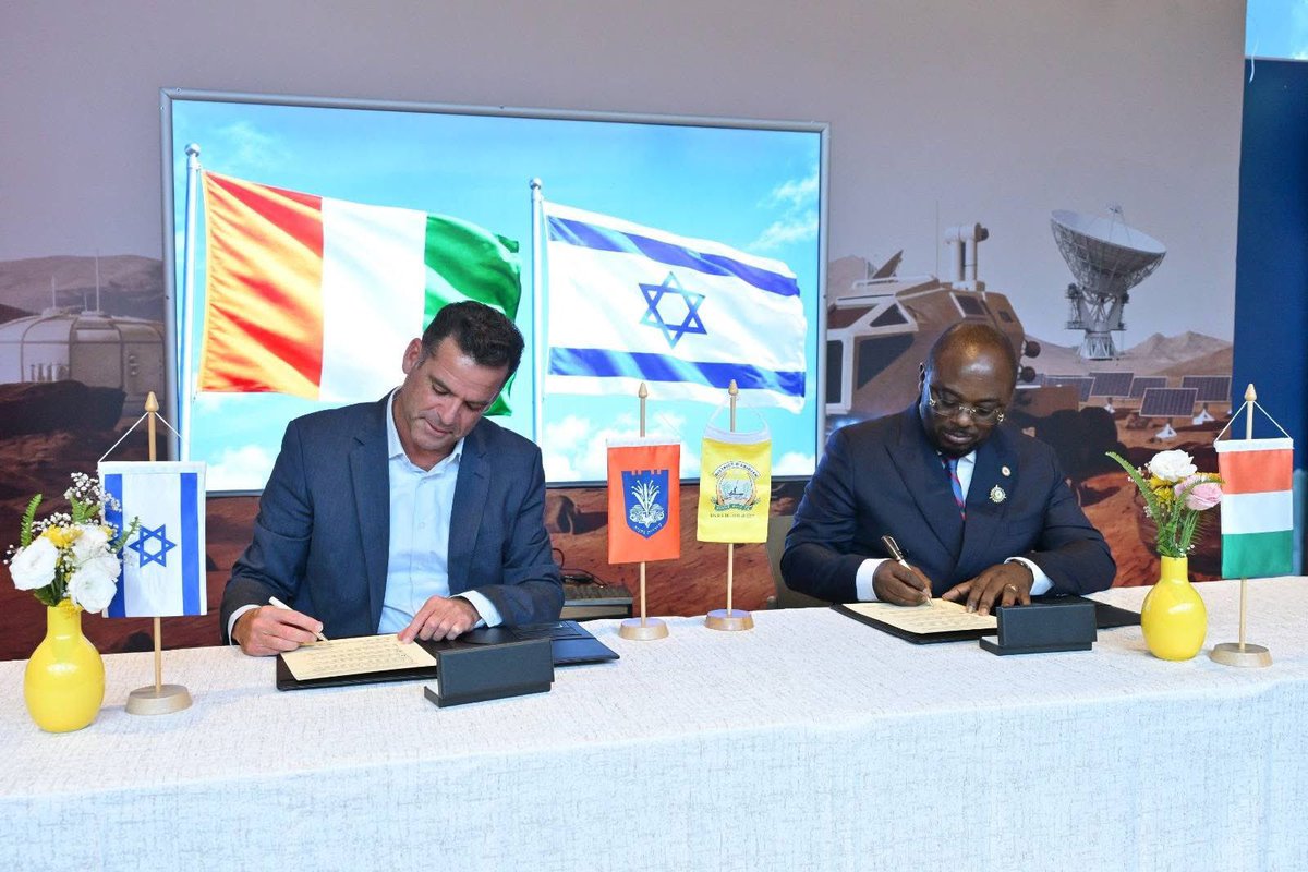 Simon_Serr's tweet photo. 🇮🇱🇨🇮 Une nouvelle avancée dans le renforcement des relations entre Israël et la Côte d'Ivoire.

Le Dr EMMOU Sylvestre Officiel , député-maire de Port-Bouët, et Avi Slama, maire de Netanya, ont signé un accord de jumelage entre leurs deux villes. https://t.co/K2VC9ej0xQ