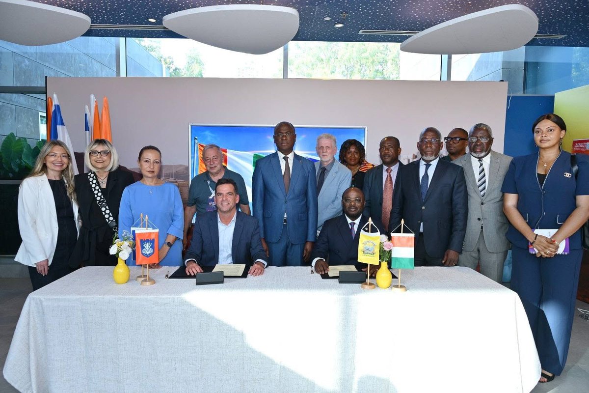Simon_Serr's tweet photo. 🇮🇱🇨🇮 Une nouvelle avancée dans le renforcement des relations entre Israël et la Côte d'Ivoire.

Le Dr EMMOU Sylvestre Officiel , député-maire de Port-Bouët, et Avi Slama, maire de Netanya, ont signé un accord de jumelage entre leurs deux villes. https://t.co/K2VC9ej0xQ