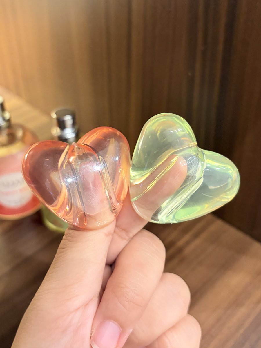 nocturnalcutie's tweet photo. skip ngopi sehari udah bisa beli parfum….soalnya ini parfum harganya GA SAMPE 30 RIBUUUU tapi packagingnya segemes inii 🍬💕 https://t.co/cMoSsBVcTk