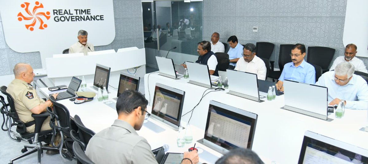 AndhraPradeshCM's tweet photo. 5 రోజుల జిల్లాల పర్యటన అనంతరం అమరావతికి చేరుకున్న గౌరవ ముఖ్యమంత్రి శ్రీ నారా చంద్రబాబు నాయుడు నేడు రాష్ట్ర సచివాలయంలోని ఆర్టీజీఎస్ కేంద్రంలో అధికారులతో సమీక్షా సమావేశం నిర్వహించారు. ఈ సమావేశంలో పురపాలక, పంచాయితీరాజ్, హోం తదితర శాఖలు అందిస్తున్న సేవలపై సమీక్ష జరిపారు. రాష్ట్ర ప్రభుత్వ ప్రధాన కార్యదర్శి శ్రీ జీ సాయిప్రసాద్, డీజీపీ శ్రీ హరీష్ కుమార్ గుప్తా ఇతర ఉన్నతాధికారులు సమావేశంలో పాల్గొన్నారు.
#AndhraPradesh