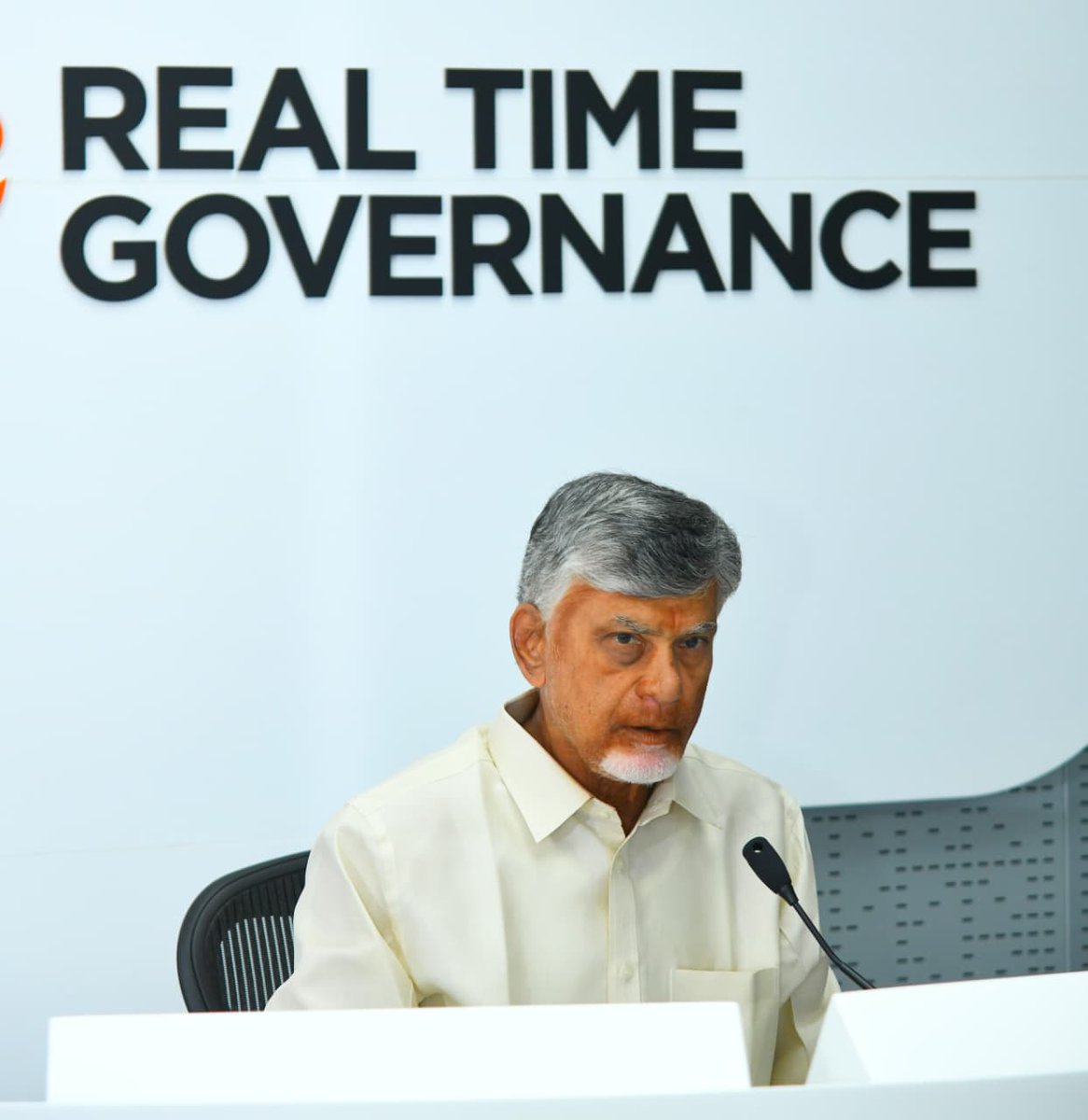 AndhraPradeshCM's tweet photo. 5 రోజుల జిల్లాల పర్యటన అనంతరం అమరావతికి చేరుకున్న గౌరవ ముఖ్యమంత్రి శ్రీ నారా చంద్రబాబు నాయుడు నేడు రాష్ట్ర సచివాలయంలోని ఆర్టీజీఎస్ కేంద్రంలో అధికారులతో సమీక్షా సమావేశం నిర్వహించారు. ఈ సమావేశంలో పురపాలక, పంచాయితీరాజ్, హోం తదితర శాఖలు అందిస్తున్న సేవలపై సమీక్ష జరిపారు. రాష్ట్ర ప్రభుత్వ ప్రధాన కార్యదర్శి శ్రీ జీ సాయిప్రసాద్, డీజీపీ శ్రీ హరీష్ కుమార్ గుప్తా ఇతర ఉన్నతాధికారులు సమావేశంలో పాల్గొన్నారు.
#AndhraPradesh