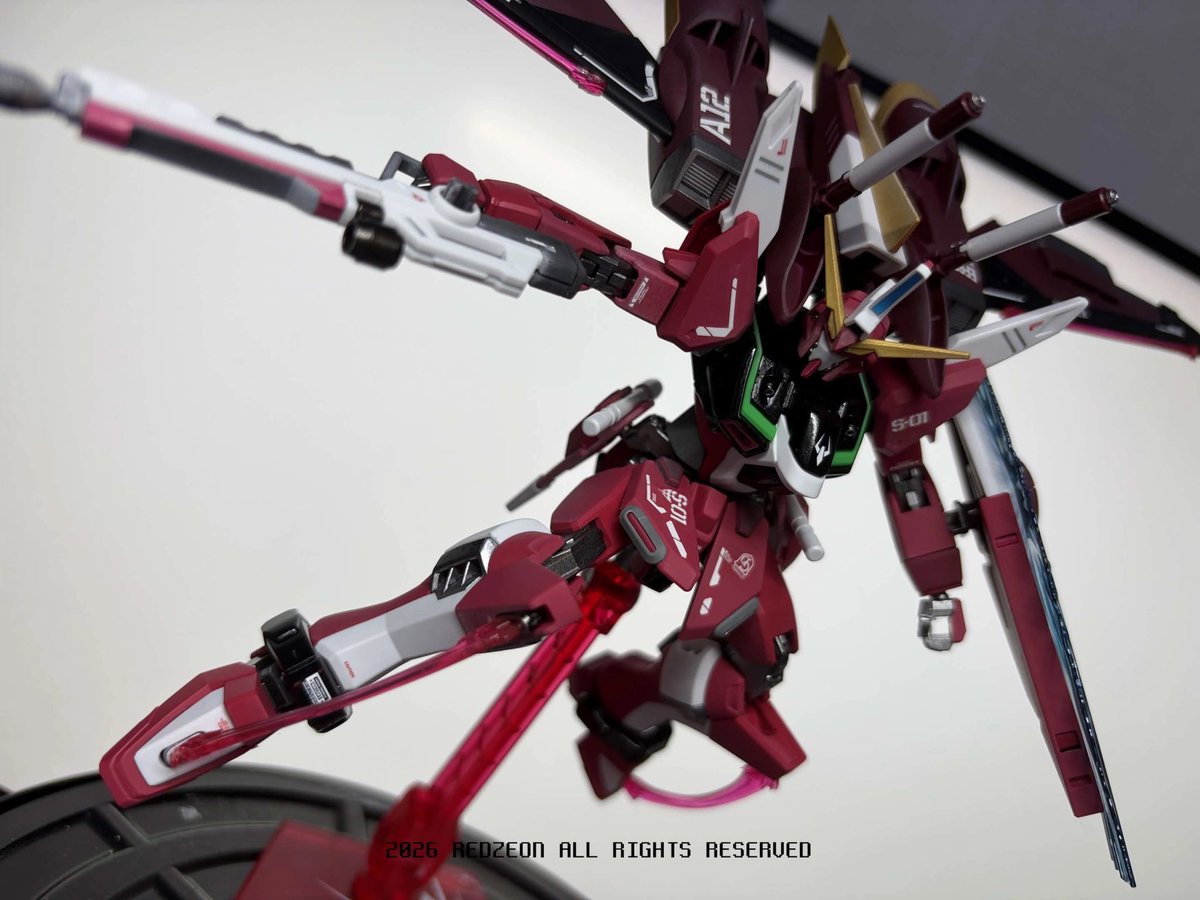redcomet_0079_'s tweet photo. 今回、インフィニットジャスティスを作ってみました！
もともと赤い機体なので、他のカラーバリエーションは似合わないかと思い、配色はそのままに「ROBOT魂」のような仕上がりを目指して一生懸命真似してみました。
ただ、早く完成させたいという欲に負けてしまい……。 https://t.co/cECEN9cCPT