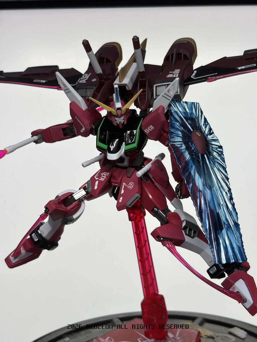 redcomet_0079_'s tweet photo. 今回、インフィニットジャスティスを作ってみました！
もともと赤い機体なので、他のカラーバリエーションは似合わないかと思い、配色はそのままに「ROBOT魂」のような仕上がりを目指して一生懸命真似してみました。
ただ、早く完成させたいという欲に負けてしまい……。 https://t.co/cECEN9cCPT