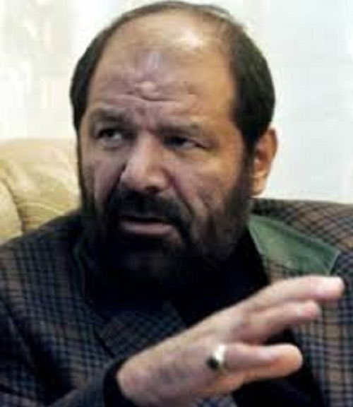 Zahrakazimi3's tweet photo. دهمین سالروز رحلت ملکوتی سپه‌سالار جهاد و مقاومت، سترجنرال مرحوم #سید_حسین_انوری، گرامی باد.

یادبود این روز، صرفاً یک مناسبت تقویمی نیست؛ بلکه فرصتی برای تجدید میثاق با آرمان‌های #آزادی، عدالت، کرامت انسانی و حاکمیت اراده #مردم است.
#افغانستان امروز زیر سلطه رژیمی قرار دارد که با انحصار قدرت، حذف سیستماتیک اقوام، سرکوب مخالفان، آپارتاید جنسیتی و نابودی حقوق اساسی شهروندان، این سرزمین را به زندانی بزرگ برای میلیون‌ها انسان تبدیل کرده است. در چنین شرایطی، بازخوانی اندیشه و راه سترجنرال سید حسین انوری، یک انتخاب احساسی نیست؛ بلکه ضرورتی سیاسی، ملی و تاریخی برای آینده افغانستان است.

سترجنرال سید حسین انوری، مجاهد راستین، رهبر و فرمانده کل نظامی حزب حرکت اسلامی افغانستان، در کنار #قهرمان_ملی، احمدشاه مسعود، مرزهای کاذب قوم، مذهب و زبان را در هم شکست تا جبهه‌ای واحد برای آزادی و دفاع از افغانستان بنا کند. او ثابت کرد که تفنگ مجاهد برای پاسداری از #کرامت_انسانی است، نه برای شلاق زدن به مردم، محروم ساختن #زنان از حق آموزش و کار، یا سلب آزادی و کرامت انسان‌ها.

او باور داشت که هیچ قوم و مذهبی به‌تنهایی نمی‌تواند افغانستان را نجات دهد و تنها راه پیروزی، وحدت #ملی بر محور عدالت، مشارکت برابر و هم‌پذیری همه شهروندان است. از نگاه او، حاکمیت و قدرت تنها زمانی مشروعیت دارند که در خدمت دفاع از مردم، آزادی و کرامت انسانی باشند؛ نه آنکه به ابزاری برای ارعاب، سرکوب، حذف سیاسی، تبعیض و تبدیل #دین به وسیله‌ای برای استبداد بدل شوند.

اندیشه انوری بر این اصل استوار بود که #مقاومت در برابر ظلم، استبداد و تروریسم، یک مسئولیت ملی و انسانی است. تسلیم شدن در برابر رژیمی که هویت ملی، حقوق شهروندی، آزادی، آموزش و حق کار را از مردم سلب کرده است، چیزی جز مشروعیت بخشیدن به استبداد و پذیرش مرگ تدریجی یک ملت نیست. او همچنین باور داشت که قدرت واقعی در هم‌پذیری، وحدت و مشارکت ملی نهفته است و شکست تروریسم، افراط‌گرایی و انحصارطلبی تنها از مسیر اتحاد واقعی همه اقوام، مذاهب و جریان‌های آزادی‌خواه افغانستان ممکن خواهد بود؛ نه با حذف یکدیگر، بلکه با پذیرش و احترام متقابل.

ما امروز‌ تجدید پیمان میکنیم که راه و آرمان های این فرمانده آزادی خواه را در مبارزه برای آزادی، عدالت و #کرامت_انسانی ادامه خواهیم داد و در برابر ظلم، استبداد و تروریسم هرگز سکوت نخواهیم کرد. طالبان شاید با تکیه بر زور، سرکوب و حذف، برای مدتی جغرافیا را در اختیار داشته باشند؛ اما هرگز نخواهند توانست اراده #ملت افغانستان را به اسارت بگیرند. آینده افغانستان از آنِ استبداد نیست؛ بلکه از آنِ آزادی، عدالت، مشارکت ملی، مردم‌سالاری و حاکمیت اراده مردم خواهد بود.

یاد سترجنرال سید حسین انوری جاودان، نامش بلند و راه آزادی‌خواهانه‌اش پررهرو باد