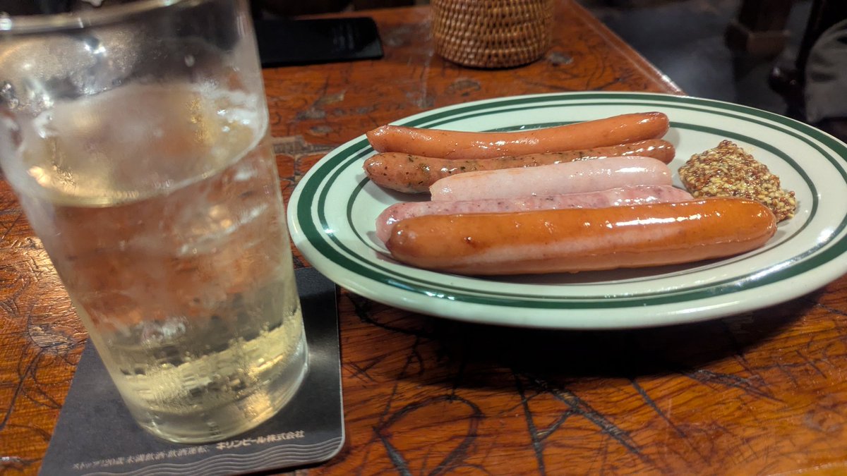 elvisbono's tweet photo. 明日は私の休日。渋谷　BYGでロック聴きながら休日モードへ♫エリッククラプトンのアンプラグドのレイラが流れてる♫ https://t.co/cg0TxZjgXE