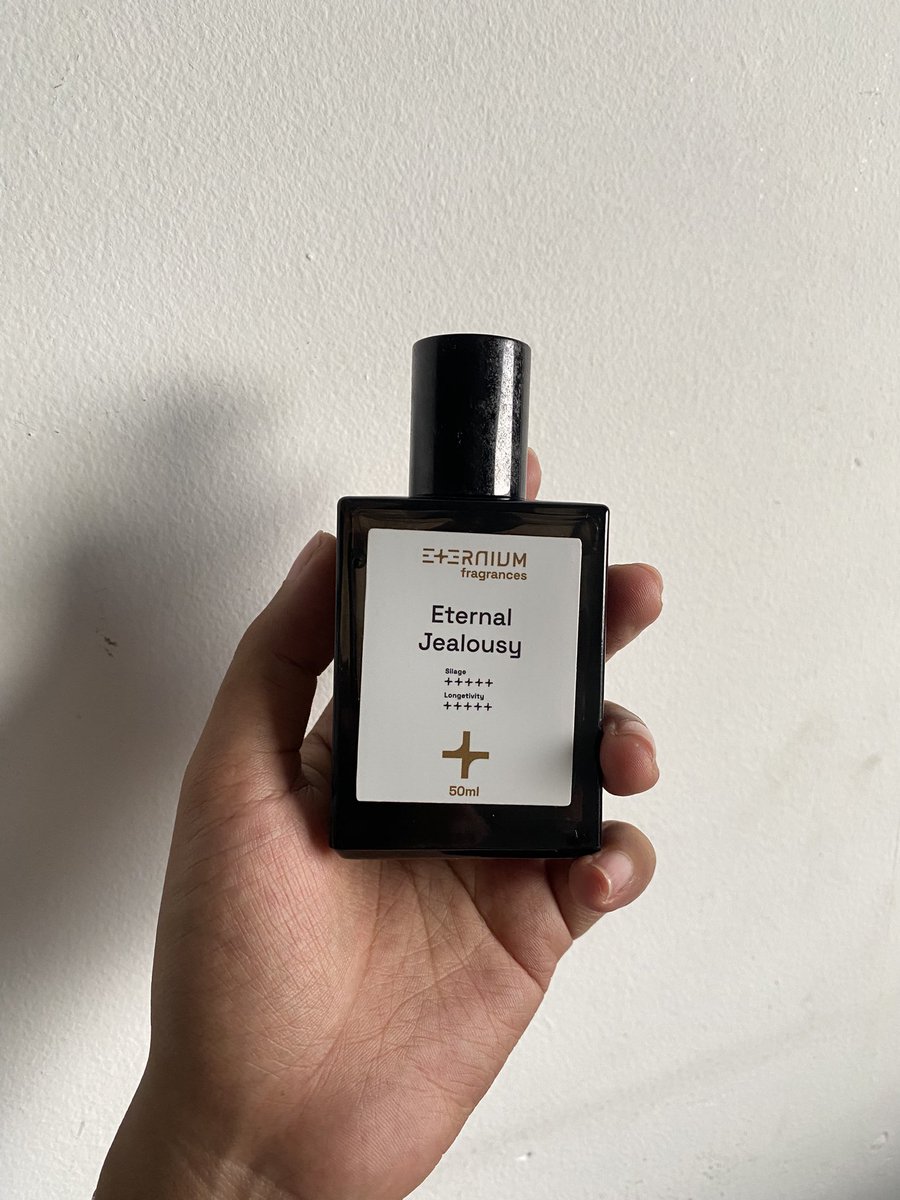 skinamazed's tweet photo. definisi parfum yang vibesnya kaya cewe kalem tapi intimidating dikitt🫠🤏🏻

wanginya manis, warm, classy, dan makin enak pas udah settle di kulit. https://t.co/DvZOi9PI2D