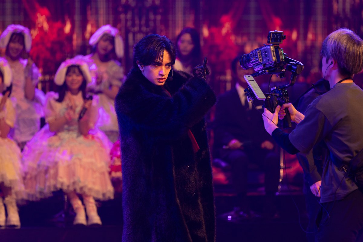 oricon's tweet photo. 中島健人主演映画『ラブ≠コメディ』
場面写真＆メイキング写真公開💗
https://t.co/K2EvgE9EYf
⠀
💗入場者特典第2弾も発表
中島が主題歌「愛してTonight」パフォーマンス
特別映像の先行視聴カード✨️
⠀
#映画ラブノットコメディ https://t.co/hUmoRzSxhC