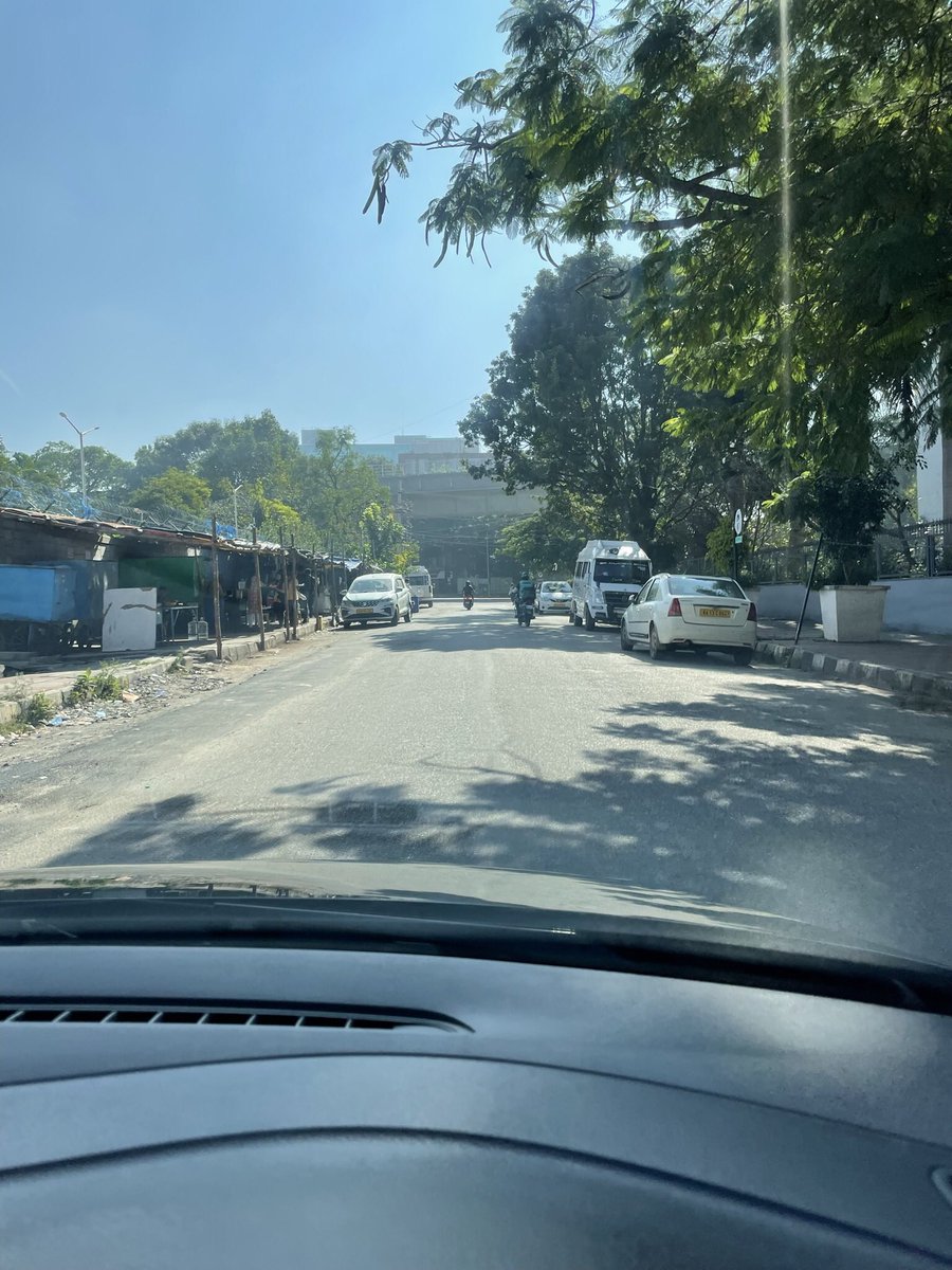 DeepSimha's tweet photo. @BECCUPDATES @GBA_office @GBAChiefComm Mahaswami, Rd No-10, Whitefield also falls under EPIP Zone1, with Daimler, Benz &amp; Exon Mobil office being located here. Awaiting encroachment eviction. It’s a narrow 150mtr long dead end Rd. @ChristinMP_ @WFRising @WhitefieldWards @PCMohanMP https://t.co/VnyxlwIFtX