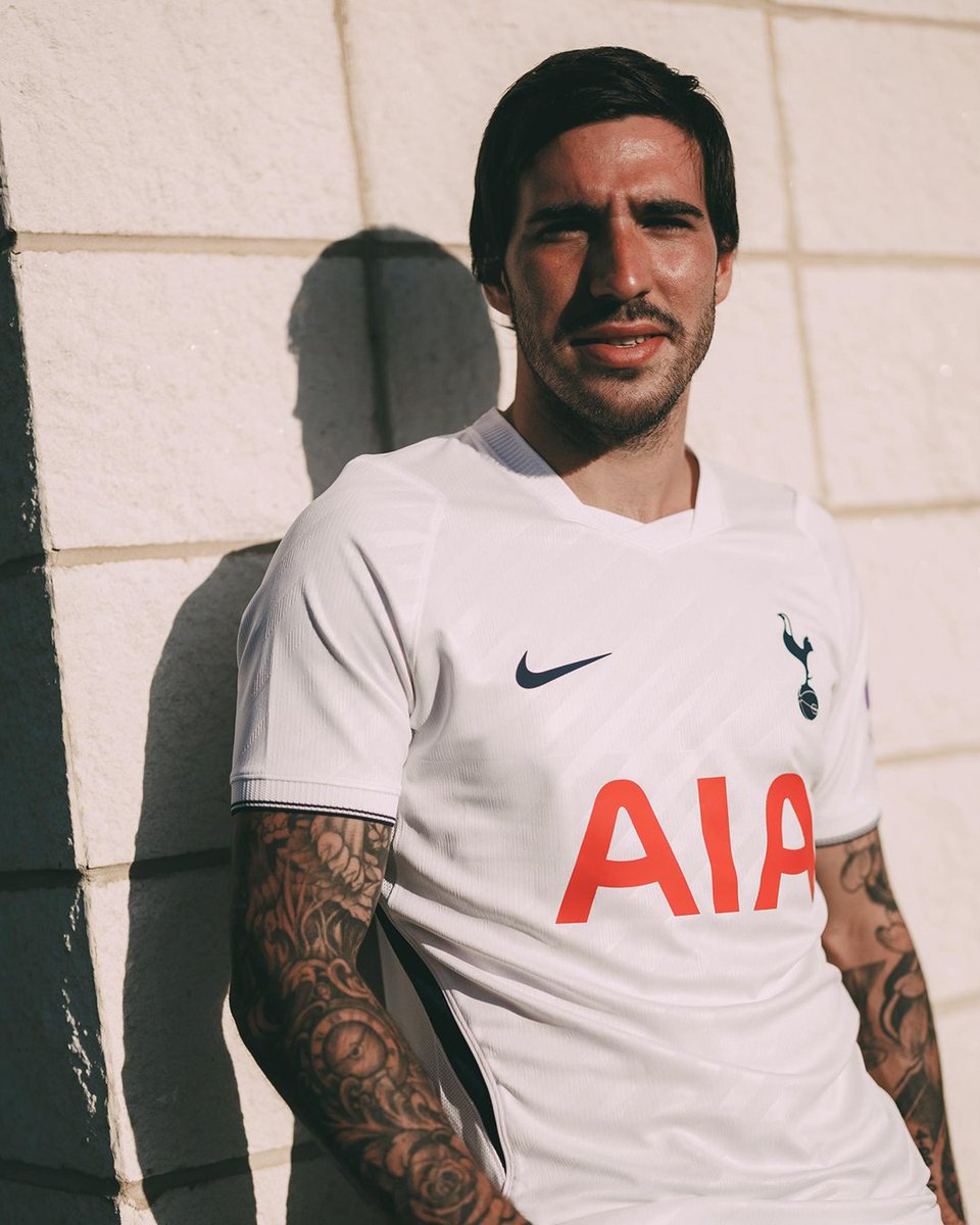 SpursOfficial's tweet photo. Sandro in Lilywhite 📸🤍 https://t.co/oZ5tls8c06