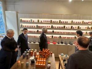 daVinci0108's tweet photo. 福岡県がヤバすぎる

・服部誠太郎　知事
給与約2,220万円
不動産所得約150万円
5,000万円の公費でパリ旅行※ビジネスクラス利用

・蔵内勇夫　県議長
議員報酬等約2,230万円
貸地料約260万円他
1,200万円の公費でハワイ旅行※ビジネスクラス、高級リゾートホテル利用

税金で海外旅行を満喫し、稼いだ金で不動産やって更に資産を増やす。　
福岡県民どんだけドMなのw