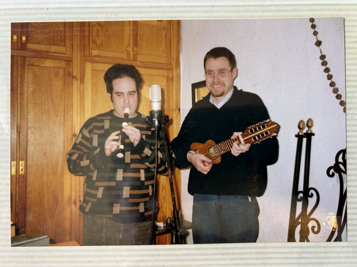 LosGandules's tweet photo. Hoy hace exactamente 25 años que grabamos nuestra primera canción: Cacerolas. Después, nos fuimos a Salou a merendarnos una lata de sardinas al borde del mar y nos volvimos a casa. Creemos que lo mejor que podemos hacer para conmemorarlo es nada. https://t.co/eNEPS0X3C5