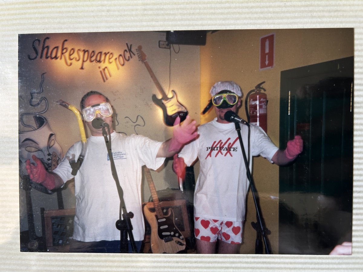 LosGandules's tweet photo. Hoy hace exactamente 25 años que grabamos nuestra primera canción: Cacerolas. Después, nos fuimos a Salou a merendarnos una lata de sardinas al borde del mar y nos volvimos a casa. Creemos que lo mejor que podemos hacer para conmemorarlo es nada. https://t.co/eNEPS0X3C5