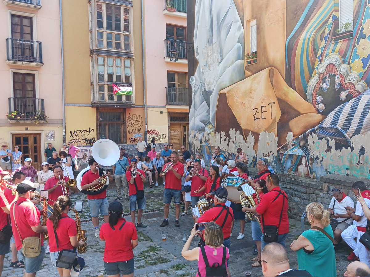 AitziberSA's tweet photo. Gasteizen ere Nafar Etxeko lagunen eskutik Sanferminak abiatu dira. 

Gora San Fermin! 🔴🔴 https://t.co/v7RsHIi1bX