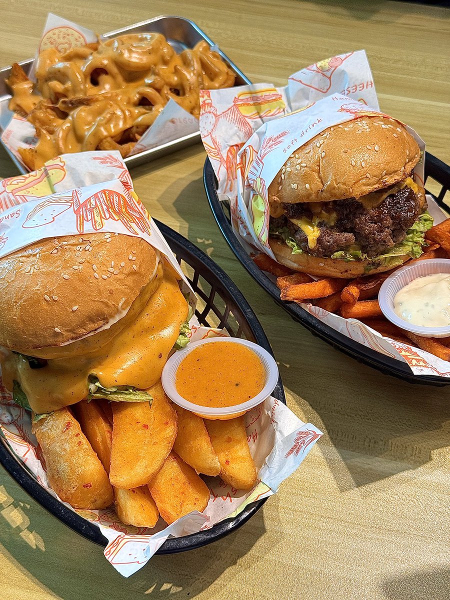 AinulNunanaa's tweet photo. Since makan burger ni, I mengesahkan ni burger handmade terbaik i pernah makan! Dari segi saiz, rasa &amp; portion.

Okay TAKYAH PERCAYA cakap i, gi tengok google review sana 😌

Burger rupa T20, harga marhaen.
Craving nak repeat lagiii https://t.co/SQCdjjoMlU