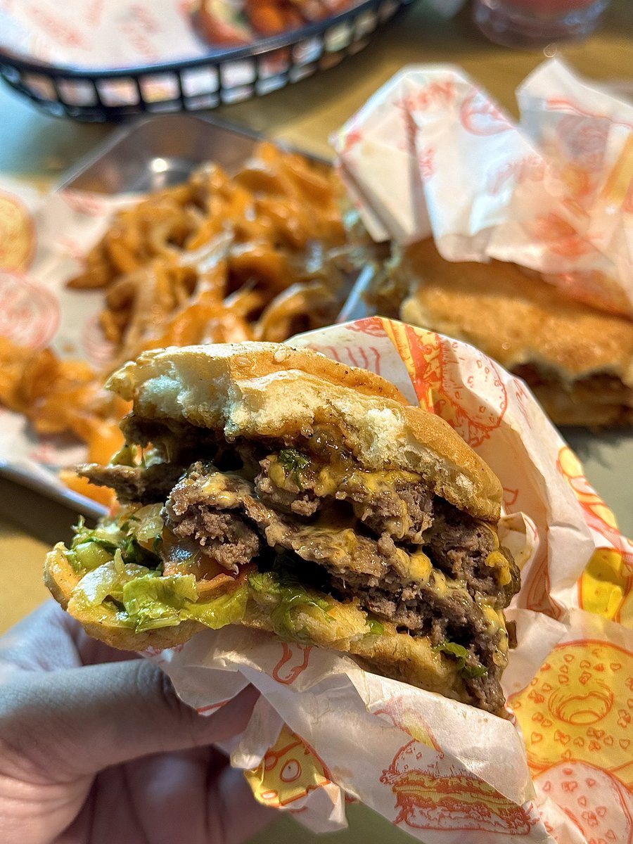 AinulNunanaa's tweet photo. Since makan burger ni, I mengesahkan ni burger handmade terbaik i pernah makan! Dari segi saiz, rasa &amp; portion.

Okay TAKYAH PERCAYA cakap i, gi tengok google review sana 😌

Burger rupa T20, harga marhaen.
Craving nak repeat lagiii https://t.co/SQCdjjoMlU
