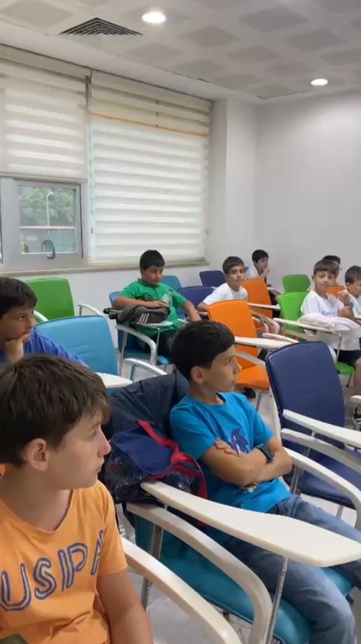 CayeliMem's tweet photo. ☀️🎒 Çayeli Yaz Okulu başladı!

Çayeli'nde 11-14 yaş grubundaki öğrenciler için düzenlenen Yaz Okulu'nda spor, sanat, değerler eğitimi ve birbirinden renkli etkinliklerle dolu bir yaz başladı.

#Çayeli #Rize #YazOkulu #Eğitim #Gençlik #Spor https://t.co/g1V9ZtZpps