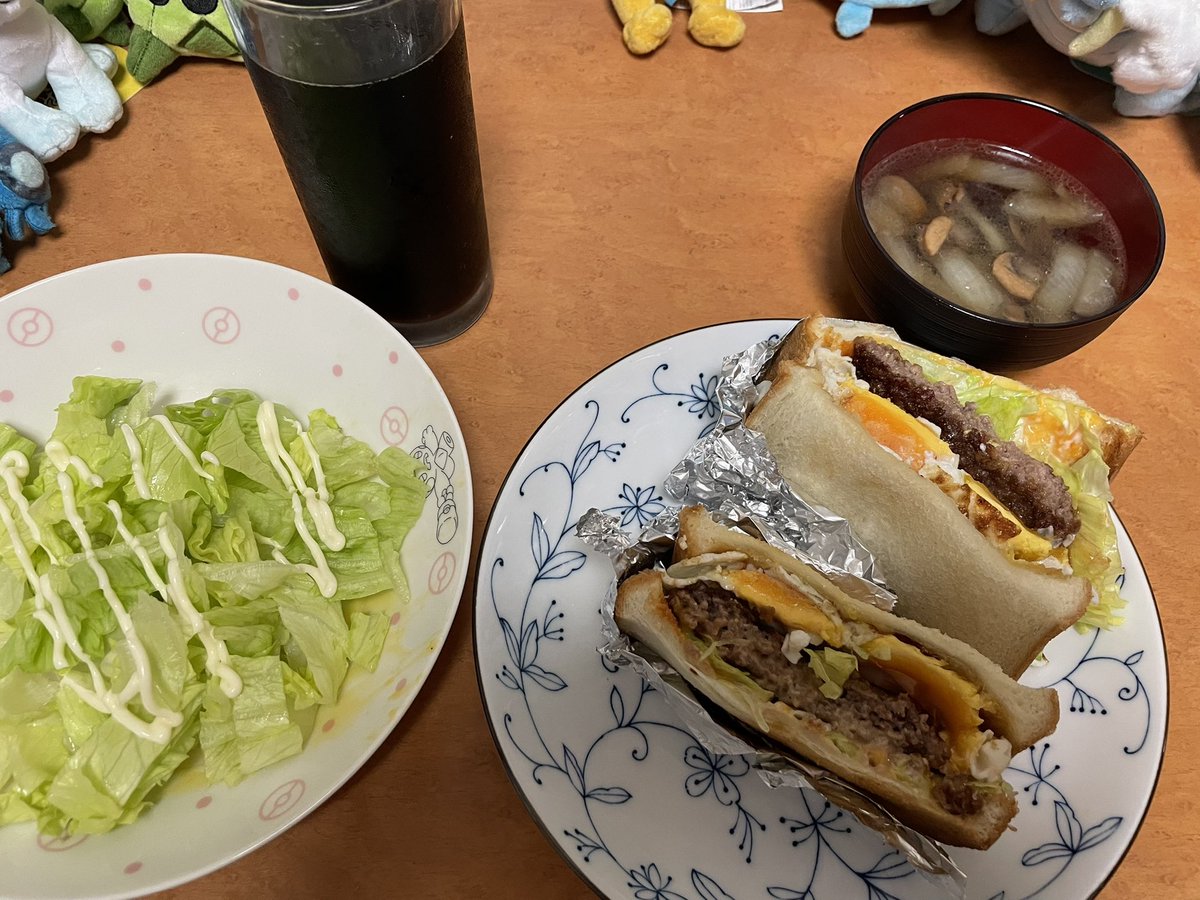 HimaNN321's tweet photo. 今日はハンバーグサンド。いい感じにパティを薄くカリジュワに作れて満足。 https://t.co/2L0ha4U45J