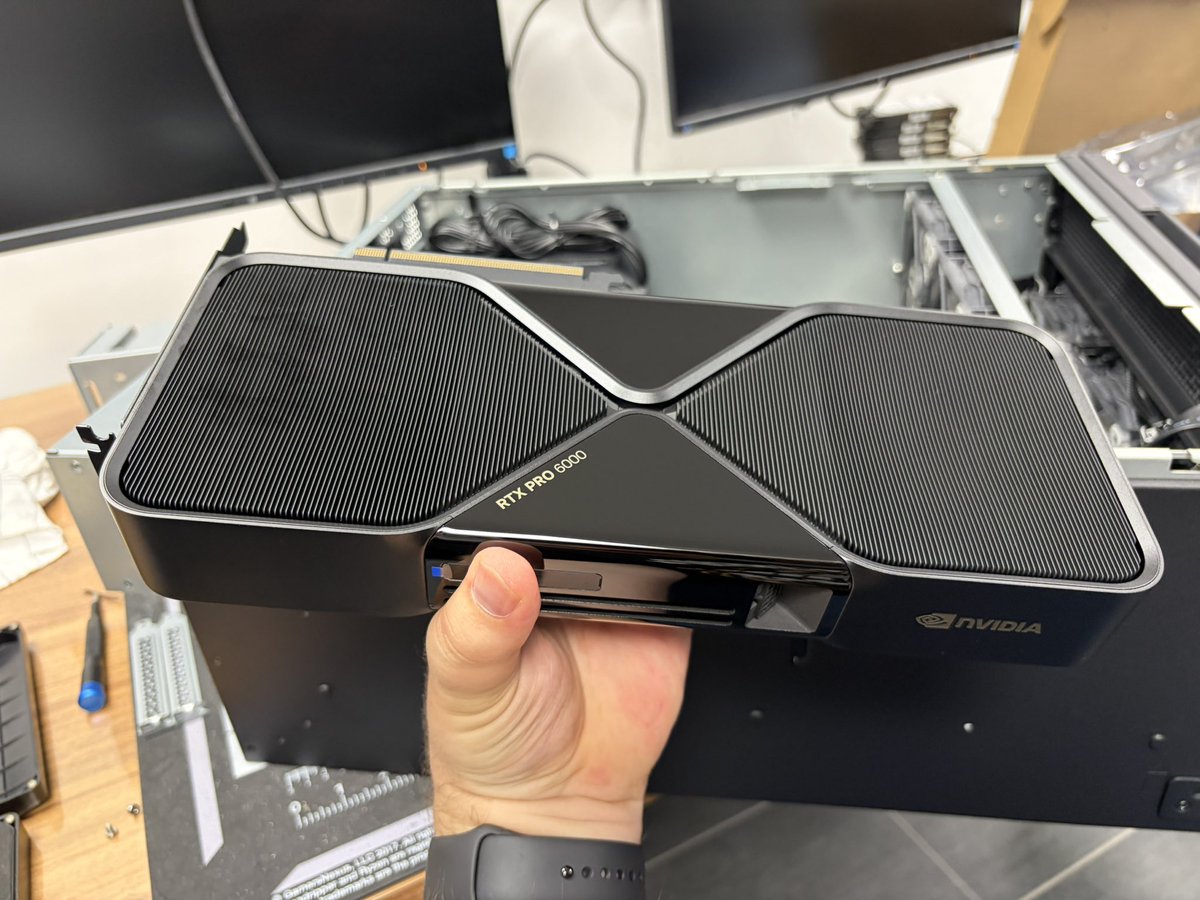 DerWinky's tweet photo. Immer dieser Geringverdiener-Pöbel.

Eure Armut kotzt mich an.

Mein PC hat jetzt eine 13.000€ RTX Pro 6000 Blackwell https://t.co/fDUJE5ET76