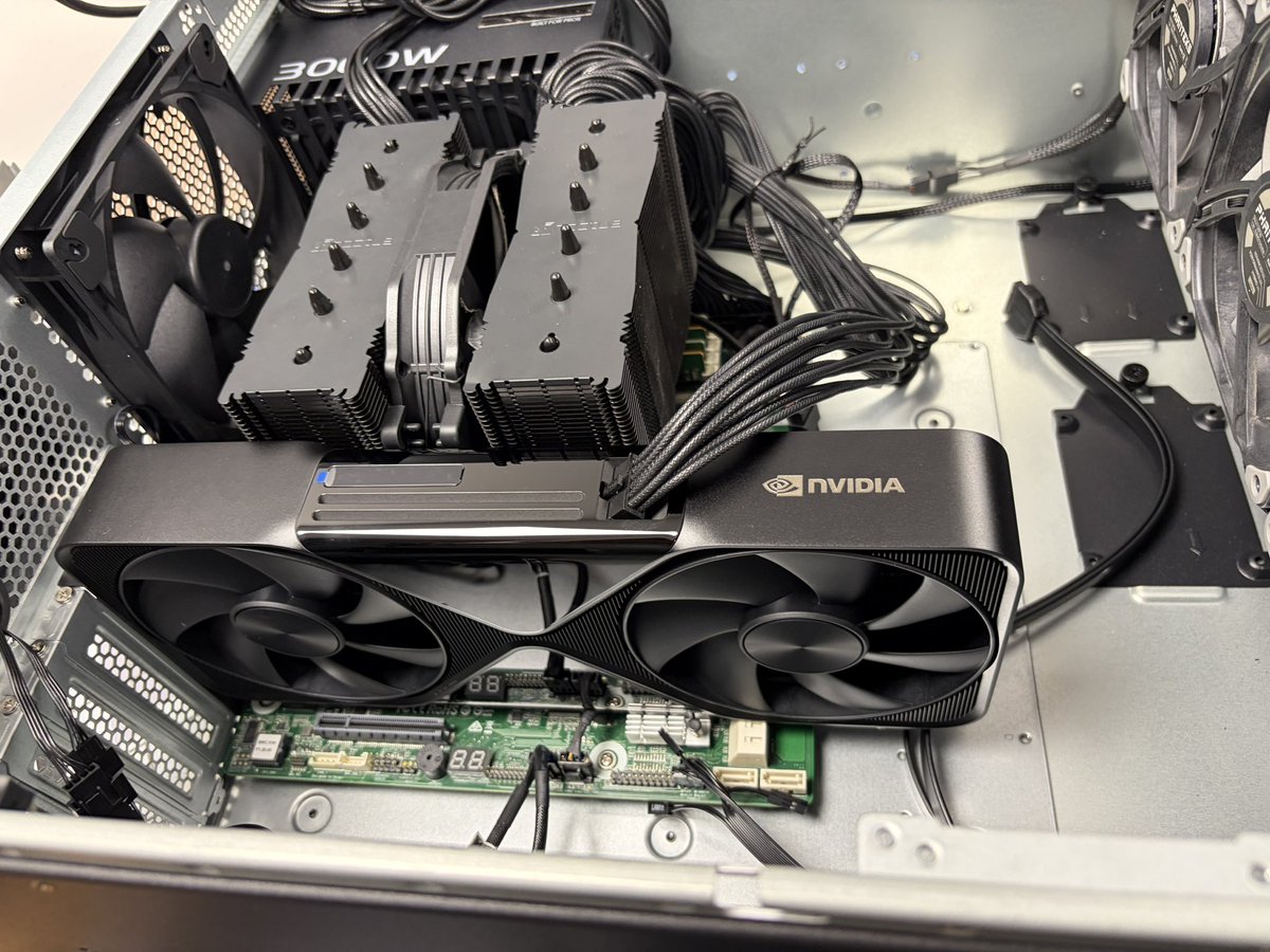 DerWinky's tweet photo. Immer dieser Geringverdiener-Pöbel.

Eure Armut kotzt mich an.

Mein PC hat jetzt eine 13.000€ RTX Pro 6000 Blackwell https://t.co/fDUJE5ET76