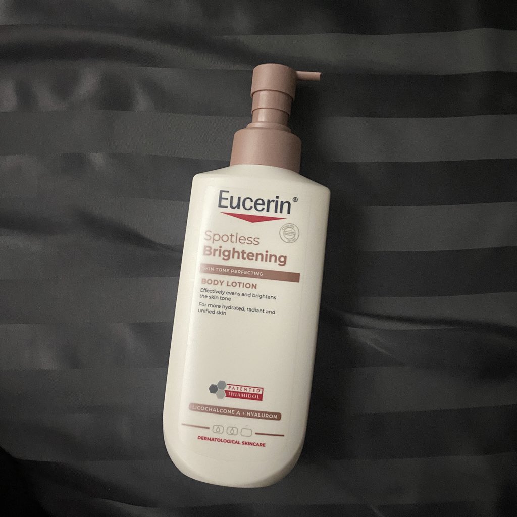 mjayaa04's tweet photo. ส่งต่อ Eucerin SPOTLESS BRIGHTENING SKIN TONE PERFECTING BODY LOTION 400ml บอดี้โลชั่นบำรุงผิวกระจ่างใส

🔥500 บาท ส่งฟรี ซื้อจากboots

เนื่องจากเราใช้ไป2วันแล้วแพ้ค่ะ เพราะพึ่งรู้ว่ามีน้ำหอม;-;

#ส่งต่อสกินแคร์มืองสอง #ส่งต่อเครื่องสำอางค์ #สกินแคร์มือสอง #ส่งต่อEucerin https://t.co/GRyBqYSrGs