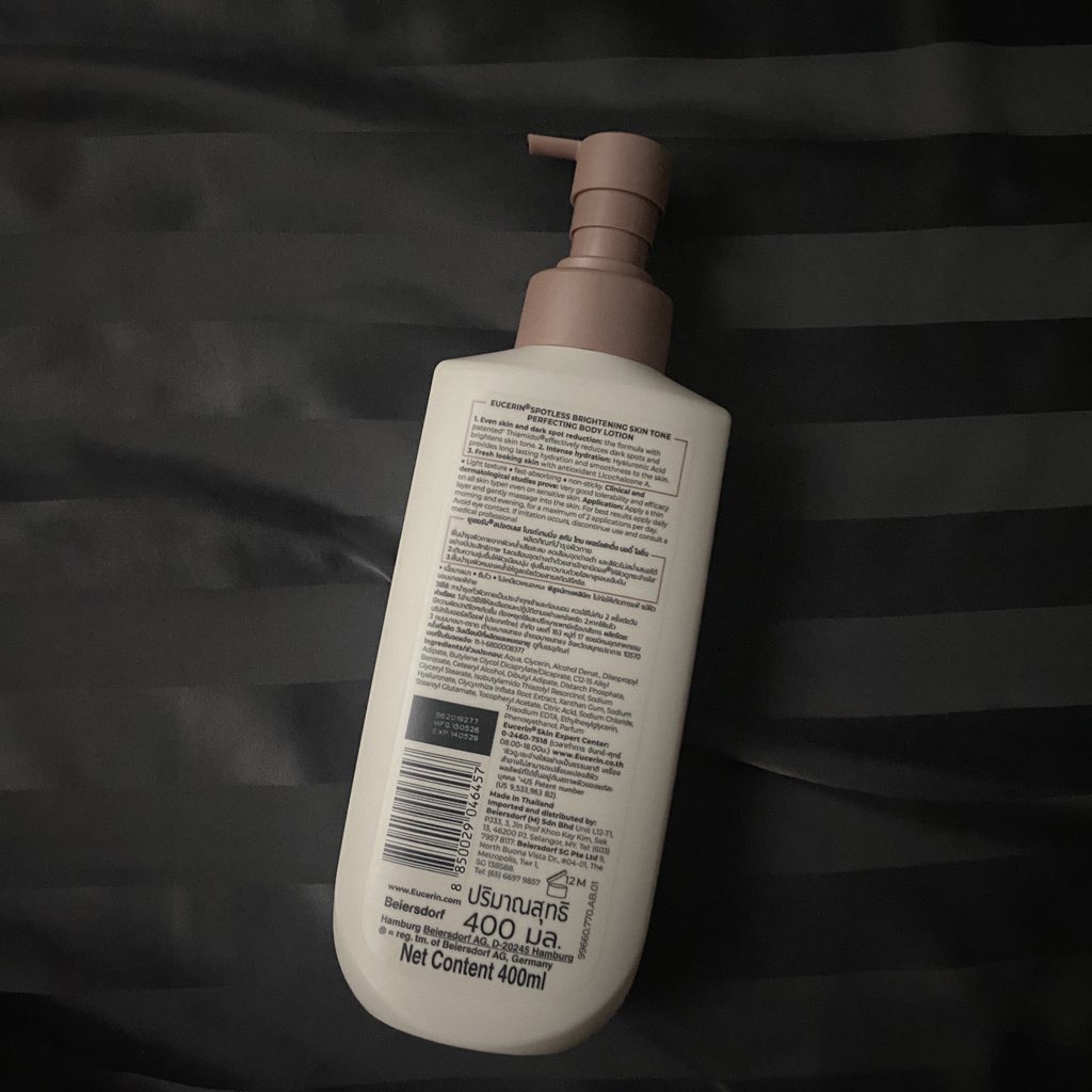mjayaa04's tweet photo. ส่งต่อ Eucerin SPOTLESS BRIGHTENING SKIN TONE PERFECTING BODY LOTION 400ml บอดี้โลชั่นบำรุงผิวกระจ่างใส

🔥500 บาท ส่งฟรี ซื้อจากboots

เนื่องจากเราใช้ไป2วันแล้วแพ้ค่ะ เพราะพึ่งรู้ว่ามีน้ำหอม;-;

#ส่งต่อสกินแคร์มืองสอง #ส่งต่อเครื่องสำอางค์ #สกินแคร์มือสอง #ส่งต่อEucerin https://t.co/GRyBqYSrGs
